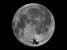 Přelet B737 letu LY2425 dne 18.8.2016 přes Měsíc